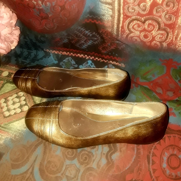 NWOT Gold Soft Style Flats - Picture 3 of 7